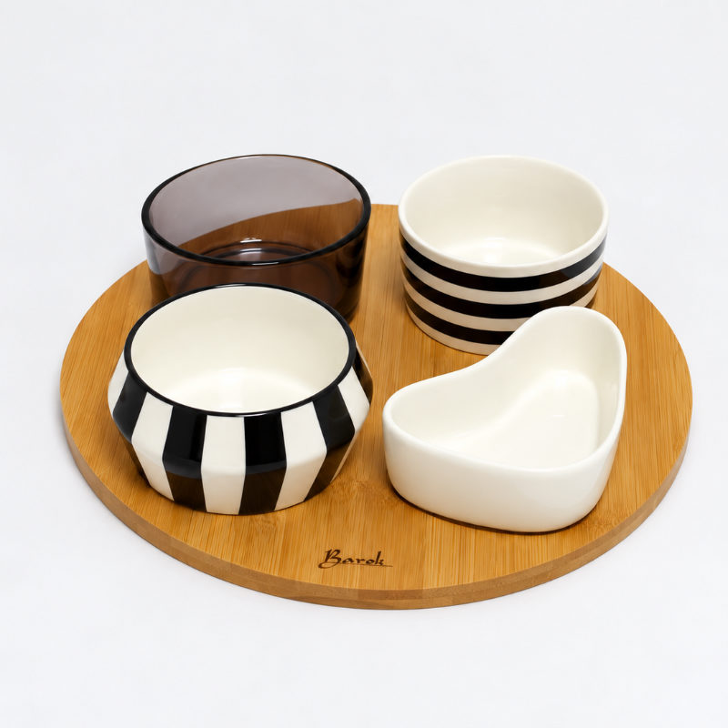 Set keramičkih posuda na dasci od 25 cm